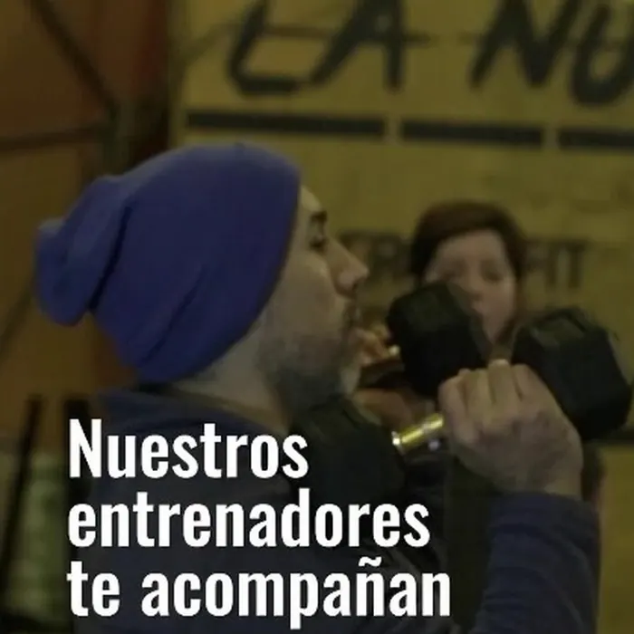 Entrenadores de CFC acompañando una clase