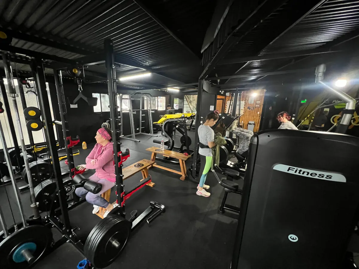 Sala de máquinas de CFC con equipamiento de fuerza